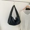 Bolso hobo de color liso minimalista estilo coreano, un bolso de hombro nicho y elegante para uso casual y para ir al trabajo, con un diseño de cuero suave de alta gama y opción para llevar en la mano o debajo del brazo.