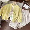 [Trajes Essenciais de Outono para Meninas para Primavera e Outono 2025 Novo Conjunto de Tricô de Três Peças para Crianças Novo Estilo]