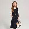 Conjunto de dos piezas con chaleco vaquero, cárdigan y falda para niña Pudding Haru, diseño de líneas de colores contrastantes entre padres e hijos.