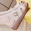 Chinelos Femininos Slip-On de Couro Macio Verão 2026 Novos Sandálias Versáteis para Exterior Sola Grossa Sola Macia Chinelos de Praia para Mãe