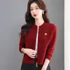 Cardigan de Tricô Trançado com Gola Redonda 26 Feminino Outono Inverno Curto Solto Decoração com Broche Metálico Jaqueta Suéter Top