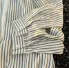 Camisa Listrada com Proteção Solar e Design Único, Nicho 2025 Nova Tendência Versátil Casual de Manga Longa para Primavera e Outono