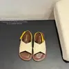 Sandálias Infantis 2026 Verão Novo Estilo Sandálias Abertas da Moda e Versáteis para Meninas Pequenas Sandálias Largas e Confortáveis
