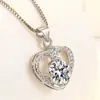 Colgante de diamantes en forma de corazón con temperamento novedoso, moderno, con diamantes blancos, morados y azules marinos, y circonitas en forma de corazón.