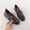 Zapatos de cuero retro de suela gruesa en color marrón para mujer, nueva colección de otoño 2026, perfectos con vestidos, estilo británico, que realzan la altura, mocasines versátiles