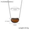 Colar com pingente de design retrô francês simples e personalizado estilo Maillard com pedra olho de tigre incrustada, aço titânio banhado a ouro