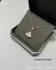 Collar de falda abanico de alta gama, V bañado en oro platino de 18k oro rosa, nácar blanco, colgante de diamantes completos, diseño de resorte para cintura delgada