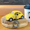 Llavero Creativo de Coche de Juguete Escarabajo de Doble Puerta Divertido Juguete de Descompresión para Estudiantes Colgante Regalo de Máquina de Garra Venta al por Mayor