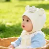 Touca de Bebê Estilo Coreano Fofa Cor Sólida Flor Pequena Versátil Proteção para Orelhas Infantil Chapéu para Uso Externo à Prova de Vento Casual