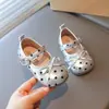 Elegantes zapatos de cuero retro para niñas con punta redonda y lazo, novedad de otoño 2026, lindos zapatos bajos de lunares para niños