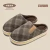 Pantuflas de algodón a cuadros, nuevo estilo invierno 2026, antideslizantes, de suela gruesa, forradas de felpa, cálidas, unisex, de suela suave, pantuflas de peluche para uso en casa