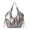 Bolso de motocicleta retro americano estilo commuter con remaches, nuevo 2026, un diseño de nicho con una estética dulce y picante, un bolso de hombro o axila para mujer