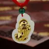 Jade incrustado en oro para hombres y mujeres fútbol oro incrustado Jade Hetian Jade Blanco valiente oro incrustado jade Valiente voluntad actividades de venta regalo al por mayor