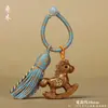 Pingente Cavalo de Balanço em Escultura de Madeira com Borla, Pingente de Bolsa, Chaveiro Cavalo do Zodíaco com Corda Trançada