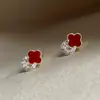 Aretes de trébol de cuatro hojas para mujer, lujo ligero, alta gama, elegantes,, joyería para orejas, nuevo estilo popular 2026, rojo, sentido del diseño, pendientes