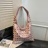 Bolsa Bucket Texturizada Casual de Ombro Único para Axila Feminina, Estilo Europeu e Americano, Novo Modelo com Rebites, Tendência 2026 Grande Capacidade, Design Simples