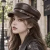 Exclusividad transfronteriza: Gorra de ala corta de cuero suave estilo retro británico con hebilla de cinturón de tapa plana para mujer, nueva moda otoño/invierno que hace que la cara se vea más pequeña, gorra de pico de pato