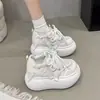 Sapatos esportivos casuais para aumentar a altura de pessoas baixas, estilo europeu, blocos de cor, sola grossa, tênis para mulheres, para usar ao ar livre com saias, Novo Estilo Primavera Outono 2026