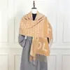Lenço de moda transfronteiriça europeu e americano com letra F para mulheres, novo estilo outono/inverno, caxemira sintética, xale à prova de vento e quente, disponível para transmissão ao vivo e dropshipping