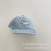 Hermoso gorro para bebé, de tela vaquera lavada y usada, acolchado, bordado y con visera suave.