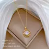 [Acero de titanio] Collar elegante y hermoso de lujo con personalidad de flor hueca, cadena de clavícula de acero de titanio para mujer.