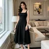 2026 Novo Vestido de Verão Feminino Sexy Gola Quadrada Cintura Marcada Emagrecedor Sem Mangas Alças Longas 8051