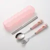Set de cubiertos portátil de acero inoxidable 304 para estudiantes y trabajadores de oficina, juego lindo de palillos, cuchara y tenedor de dibujos animados al por mayor