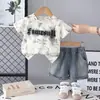 Conjunto de Dos Piezas con Estampado de Niño Guapo, Cuello Redondo, Manga Corta, Nuevo Estilo 2026, Conjunto de Dos Piezas de Manga Corta para Niños con Letras Teñidas, Moderno