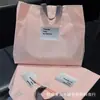Bolsa de Plástico Rosa Gruesa Esmerilada Bolso de Mano Tienda de Ropa Bolsa para Ropa Logo Personalizado Centro Comercial Bolsa de Regalo Universal