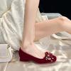 2025 Novo Bico Fino Flor de Strass Suede Vermelho Xiuhe Sapatos de Casamento Femininos Salto Grosso Rasteirinhas Saltos Altos Sapatos de Noiva Chineses