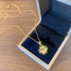 Collar con colgante de corazón y trébol de cuatro hojas con textura dorada brillante de imitación de oro, acero de titanio, moda femenina, joyería de venta caliente transfronteriza