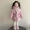 Chaqueta de plumón popular de longitud media para niña 2026 Nueva de invierno engrosada cálida de plumón de pato blanco elegante abrigo para bebé niña