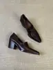 Sapatos pequenos de couro, couro bovino de primeira camada, salto grosso, bico fino, sapatos de salto único com corte profundo, saltos altos retrô simples europeus e coreanos, para o trabalho