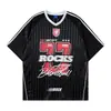 Camiseta Esportiva Listrada com Estampa de Letras e Números Estilo Retrô Americano, Gola V, Manga Curta, Nova Tendência 2026, Marca, Corte Solto