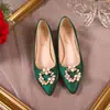 Sapatos de salto único em cetim de seda, sapatos de casamento verdes, sapatos de noiva, sapatos de vestir estilo chinês Xiuhe com botões de pérola, bico fino, salto alto grosso