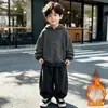 Conjunto de roupa de inverno para meninos 2026 novo estiloso bebê outono e inverno jaqueta xadrez conjunto de três peças roupas de inverno infantis