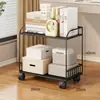 Uma estante com rodas, projetada para ser colocada ao lado de uma mesa, serve como uma unidade de armazenamento móvel, um organizador de mesa simples e uma estante para guardar livros.