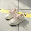 Estilo nuevo 2026, tallas 27-37, zapatos casuales y tenis populares de piel para niños, con suelas suaves de goma EVA