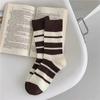 Calcetines Deportivos para Mujer para Primavera y Verano, Calcetines Casuales de Media Pantorrilla con Letras, Calcetines Largos Ins, Calcetines Rayados en Blanco y Negro de Dibujos Animados para Primavera y Otoño