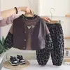 Conjunto elegante de chaqueta de cuero y chaleco para niños, nueva ropa infantil estilo coreano, conjunto informal de tres piezas con sudadera de moda para otoño para niños pequeños