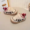 Nuevos zapatos de paseo estilo caricatura para primavera y otoño para bebés y niños pequeños, con suela suave y antideslizante y cierre de velcro, adecuados tanto para niños como para niñas, y lo suficientemente versátiles para usarse con varios atuendos