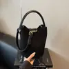 Bolsa pequena vintage de alta qualidade para mulheres, bolsa transversal nova super popular 2026, bolsa de mão tipo balde moderna e estilosa