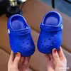 Novos tamancos antiderrapantes infantis, chinelos de novo estilo para meninos e meninas, adequados para uso externo, tamancos infantis com sola grossa