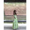 Estilo vacacional junto al mar, vestido camisola tie-dye de nicho para mujer, verde verano, fresco y elegante, con una falda larga y fluida