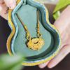 Joyería de oro Jin Yan con oro de arena giratorio marca flor koi candado de la paz doble gancho colgante accesorios DIY cadena clavicular