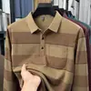 Camisa polo masculina de manga comprida listrada para o outono com gola de lapela, roupa business casual da moda para homens de meia-idade, top versátil tipo camiseta