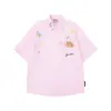 Camisa Listrada de Manga Curta com Urso Bordado Floral Estilo Americano 2026 Camisa Solta Estilo College Top de Meia Manga