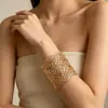 Pulsera ancha abierta retorcida estilo europeo y americano para mujer, nuevo anillo de brazo popular 2026, lujo ligero con un toque de alta gama, joyería versátil