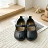 Zapatos para niños al por mayor 2026 otoño nuevo estilo coreano de moda elegantes para niñas pequeñas suela blanda superficie blanda zapatos pequeños de cuero para niñas versátiles