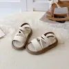 Novas sandálias de princesa estilo coreano de verão para meninas de 3 a 6 anos, com sola macia, antiderrapantes, sapatos de performance da moda para meninas